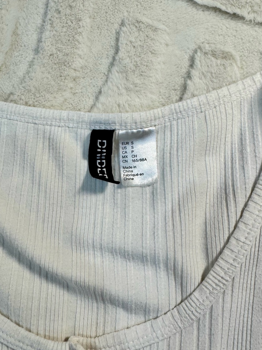 H&M Ivory Ribbed Button-Front Long Sleeve Tee - Picture 3 of 4